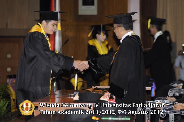 wisuda-unpad-gel-iv-2011_2012-fakultas-ekonomi-dan-bisnis-oleh-rektor-149