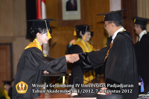 wisuda-unpad-gel-iv-2011_2012-fakultas-ekonomi-dan-bisnis-oleh-rektor-150