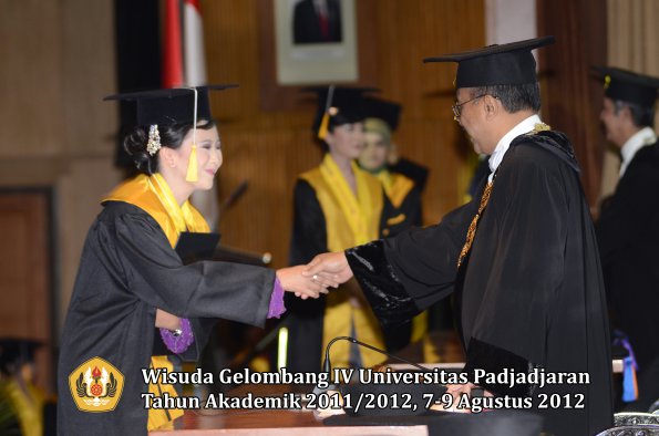 wisuda-unpad-gel-iv-2011_2012-fakultas-ekonomi-dan-bisnis-oleh-rektor-151