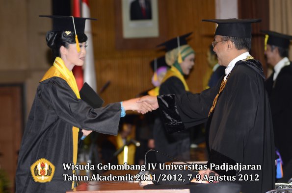 wisuda-unpad-gel-iv-2011_2012-fakultas-ekonomi-dan-bisnis-oleh-rektor-152