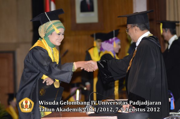 wisuda-unpad-gel-iv-2011_2012-fakultas-ekonomi-dan-bisnis-oleh-rektor-153