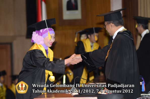 wisuda-unpad-gel-iv-2011_2012-fakultas-ekonomi-dan-bisnis-oleh-rektor-154