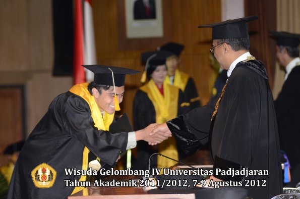 wisuda-unpad-gel-iv-2011_2012-fakultas-ekonomi-dan-bisnis-oleh-rektor-155