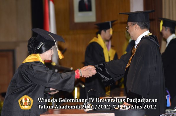 wisuda-unpad-gel-iv-2011_2012-fakultas-ekonomi-dan-bisnis-oleh-rektor-156