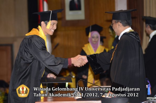 wisuda-unpad-gel-iv-2011_2012-fakultas-ekonomi-dan-bisnis-oleh-rektor-157