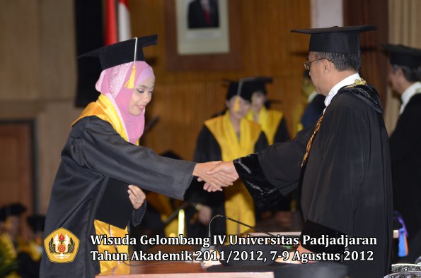 wisuda-unpad-gel-iv-2011_2012-fakultas-ekonomi-dan-bisnis-oleh-rektor-158