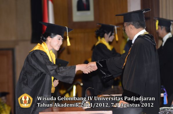 wisuda-unpad-gel-iv-2011_2012-fakultas-ekonomi-dan-bisnis-oleh-rektor-159