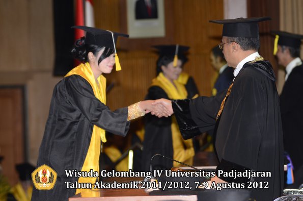 wisuda-unpad-gel-iv-2011_2012-fakultas-ekonomi-dan-bisnis-oleh-rektor-160