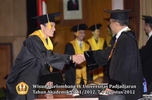 wisuda-unpad-gel-iv-2011_2012-fakultas-ekonomi-dan-bisnis-oleh-rektor-165