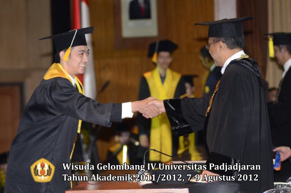 wisuda-unpad-gel-iv-2011_2012-fakultas-ekonomi-dan-bisnis-oleh-rektor-166