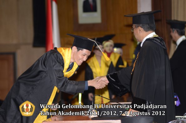 wisuda-unpad-gel-iv-2011_2012-fakultas-ekonomi-dan-bisnis-oleh-rektor-167