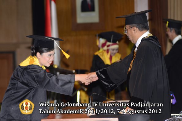 wisuda-unpad-gel-iv-2011_2012-fakultas-ekonomi-dan-bisnis-oleh-rektor-168