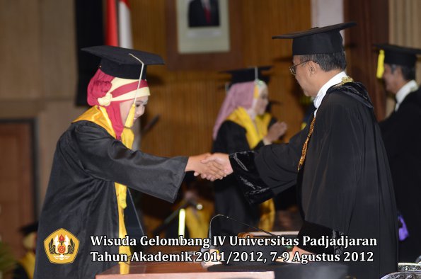 wisuda-unpad-gel-iv-2011_2012-fakultas-ekonomi-dan-bisnis-oleh-rektor-169