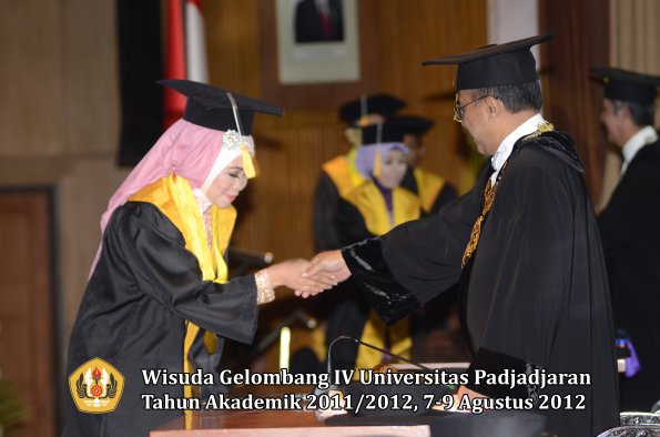 wisuda-unpad-gel-iv-2011_2012-fakultas-ekonomi-dan-bisnis-oleh-rektor-170