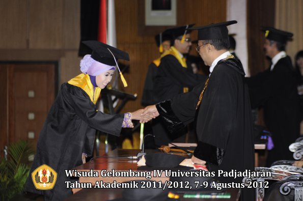 wisuda-unpad-gel-iv-2011_2012-fakultas-ekonomi-dan-bisnis-oleh-rektor-171