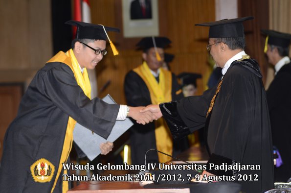 wisuda-unpad-gel-iv-2011_2012-fakultas-ekonomi-dan-bisnis-oleh-rektor-172