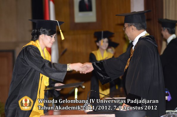 wisuda-unpad-gel-iv-2011_2012-fakultas-ekonomi-dan-bisnis-oleh-rektor-174