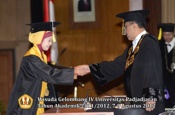 wisuda-unpad-gel-iv-2011_2012-fakultas-ekonomi-dan-bisnis-oleh-rektor-177