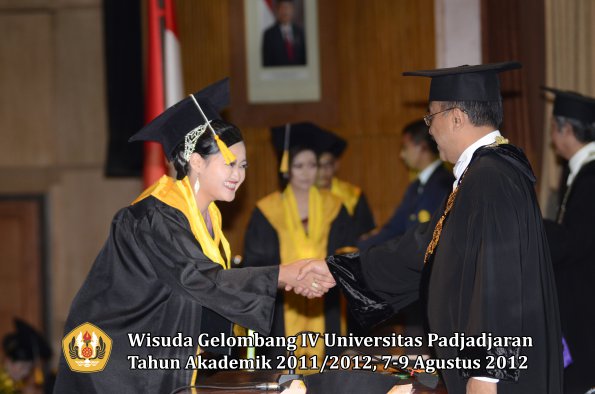 wisuda-unpad-gel-iv-2011_2012-fakultas-ekonomi-dan-bisnis-oleh-rektor-178