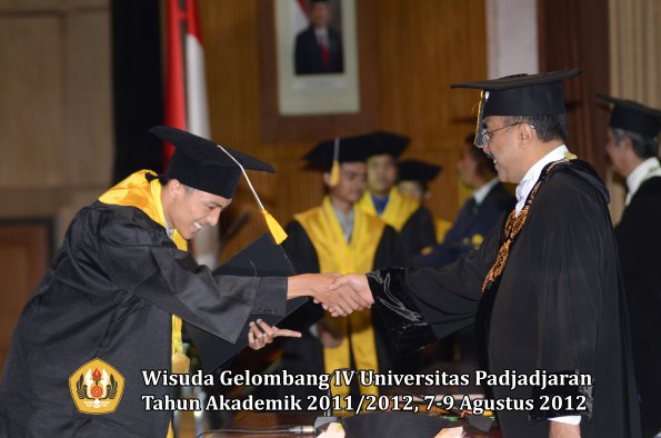 wisuda-unpad-gel-iv-2011_2012-fakultas-ekonomi-dan-bisnis-oleh-rektor-181