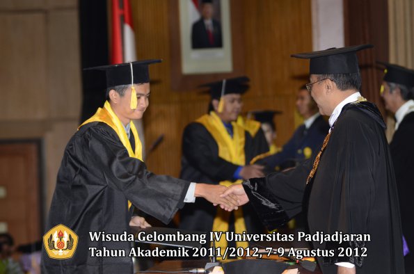 wisuda-unpad-gel-iv-2011_2012-fakultas-ekonomi-dan-bisnis-oleh-rektor-182