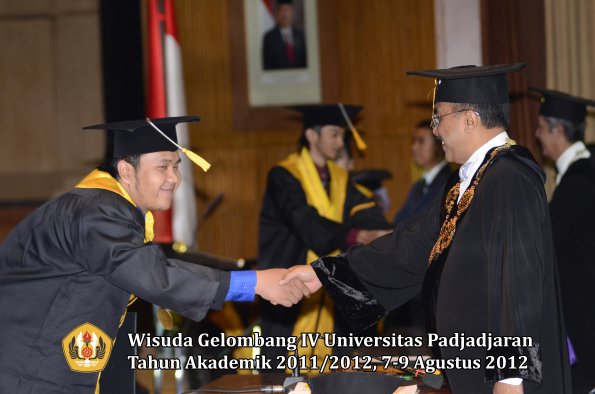 wisuda-unpad-gel-iv-2011_2012-fakultas-ekonomi-dan-bisnis-oleh-rektor-183