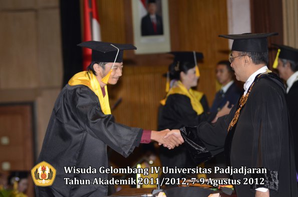 wisuda-unpad-gel-iv-2011_2012-fakultas-ekonomi-dan-bisnis-oleh-rektor-184