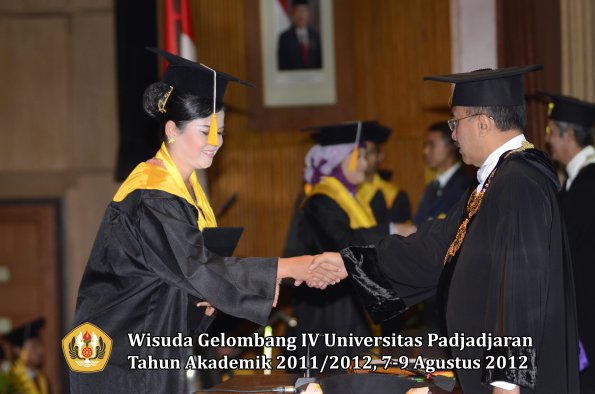 wisuda-unpad-gel-iv-2011_2012-fakultas-ekonomi-dan-bisnis-oleh-rektor-185