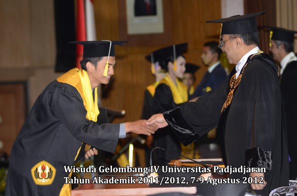 wisuda-unpad-gel-iv-2011_2012-fakultas-ekonomi-dan-bisnis-oleh-rektor-188