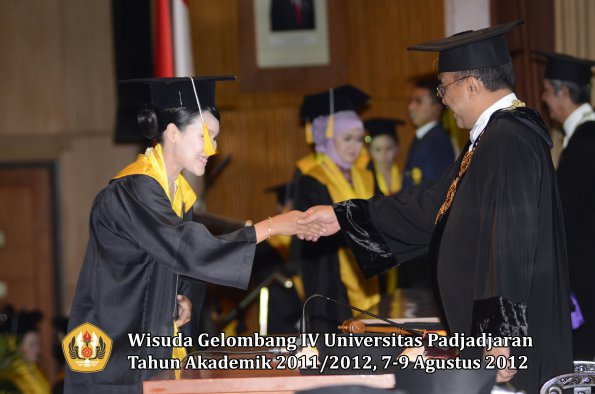 wisuda-unpad-gel-iv-2011_2012-fakultas-ekonomi-dan-bisnis-oleh-rektor-189