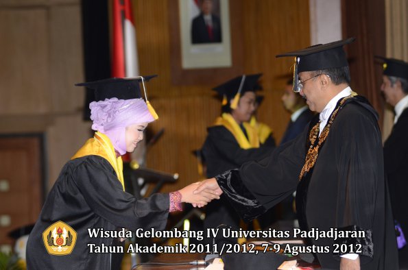 wisuda-unpad-gel-iv-2011_2012-fakultas-ekonomi-dan-bisnis-oleh-rektor-190