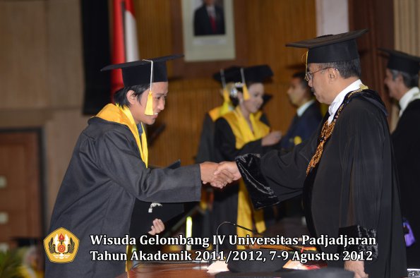 wisuda-unpad-gel-iv-2011_2012-fakultas-ekonomi-dan-bisnis-oleh-rektor-191