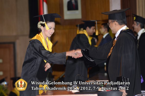 wisuda-unpad-gel-iv-2011_2012-fakultas-ekonomi-dan-bisnis-oleh-rektor-192