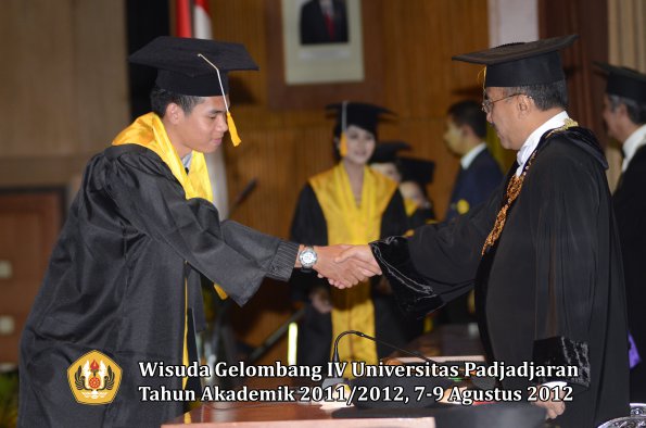 wisuda-unpad-gel-iv-2011_2012-fakultas-ekonomi-dan-bisnis-oleh-rektor-194