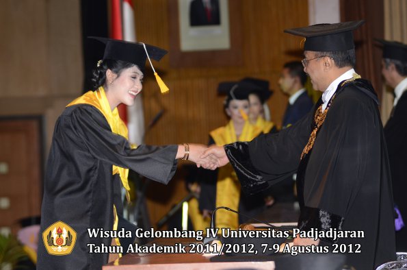 wisuda-unpad-gel-iv-2011_2012-fakultas-ekonomi-dan-bisnis-oleh-rektor-195