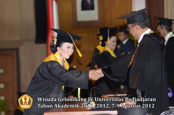 wisuda-unpad-gel-iv-2011_2012-fakultas-ekonomi-dan-bisnis-oleh-rektor-196