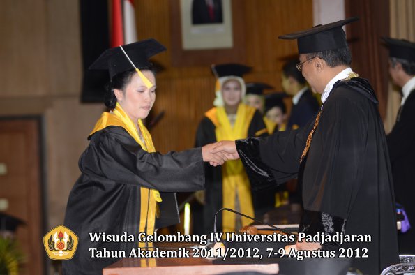 wisuda-unpad-gel-iv-2011_2012-fakultas-ekonomi-dan-bisnis-oleh-rektor-197