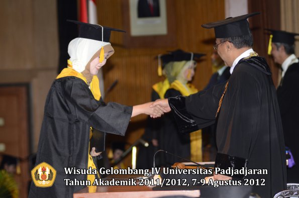 wisuda-unpad-gel-iv-2011_2012-fakultas-ekonomi-dan-bisnis-oleh-rektor-198