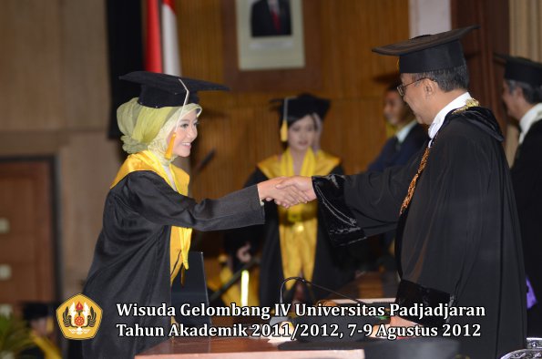 wisuda-unpad-gel-iv-2011_2012-fakultas-ekonomi-dan-bisnis-oleh-rektor-199