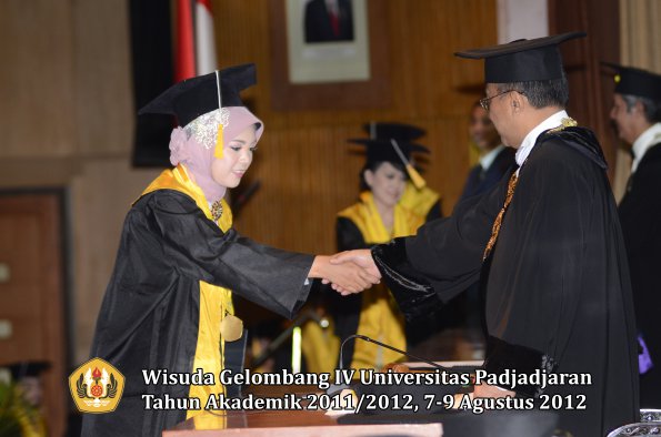 wisuda-unpad-gel-iv-2011_2012-fakultas-ekonomi-dan-bisnis-oleh-rektor-201