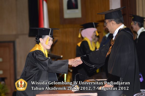 wisuda-unpad-gel-iv-2011_2012-fakultas-ekonomi-dan-bisnis-oleh-rektor-202