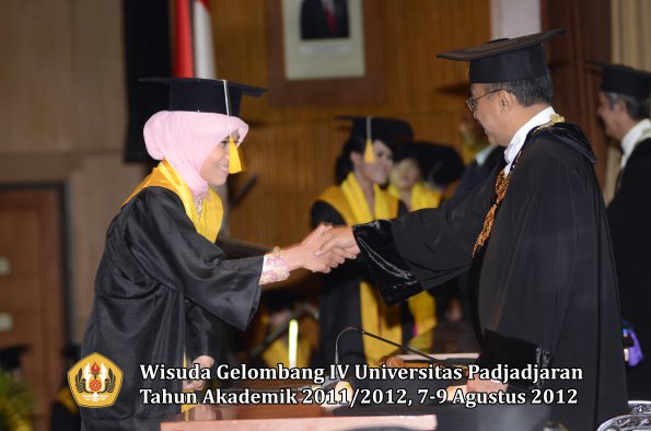 wisuda-unpad-gel-iv-2011_2012-fakultas-ekonomi-dan-bisnis-oleh-rektor-203