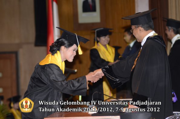 wisuda-unpad-gel-iv-2011_2012-fakultas-ekonomi-dan-bisnis-oleh-rektor-204