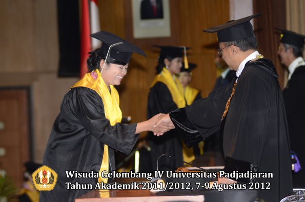 wisuda-unpad-gel-iv-2011_2012-fakultas-ekonomi-dan-bisnis-oleh-rektor-205