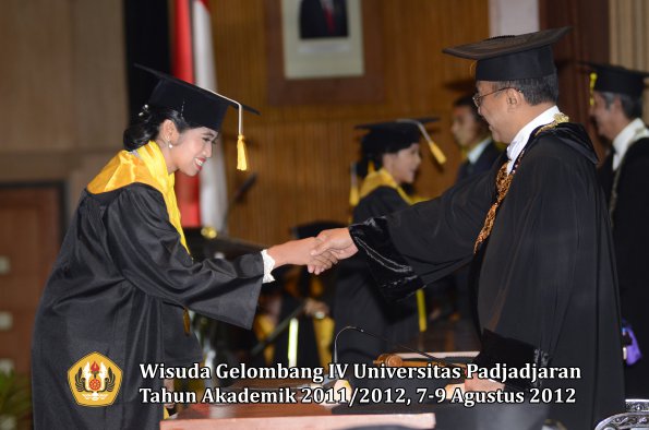 wisuda-unpad-gel-iv-2011_2012-fakultas-ekonomi-dan-bisnis-oleh-rektor-206