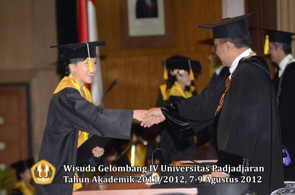 wisuda-unpad-gel-iv-2011_2012-fakultas-ekonomi-dan-bisnis-oleh-rektor-207