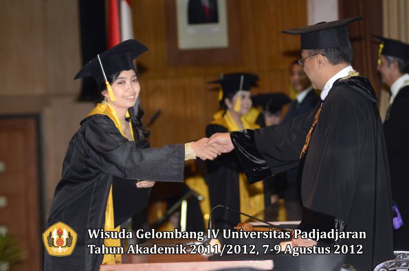 wisuda-unpad-gel-iv-2011_2012-fakultas-ekonomi-dan-bisnis-oleh-rektor-209