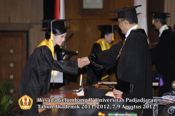 wisuda-unpad-gel-iv-2011_2012-fakultas-ekonomi-dan-bisnis-oleh-rektor-215