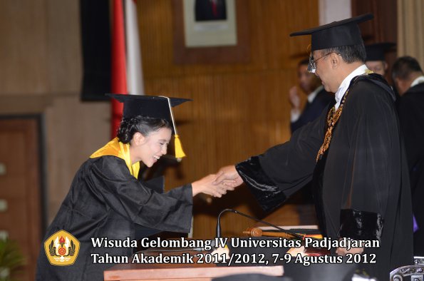 wisuda-unpad-gel-iv-2011_2012-fakultas-ekonomi-dan-bisnis-oleh-rektor-216