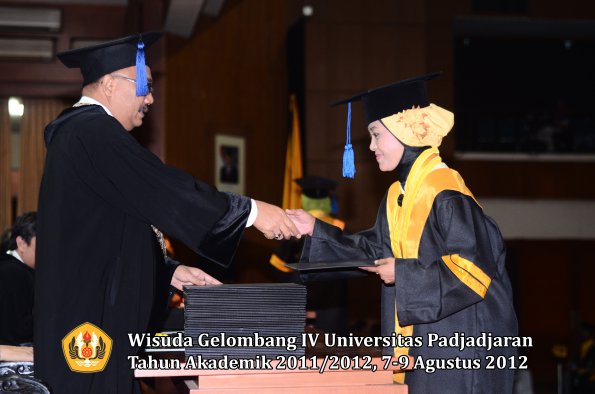 wisuda-unpad-gel-iv-2011_2012-fakultas-isip-oleh-dekan-009